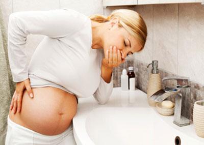 Беременную женщину тошнит