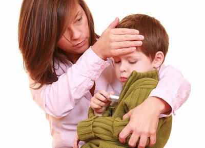 Больной ребенок на руках