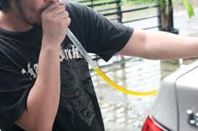 Слив бензина из бака