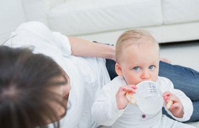 Ребенок пьет воду