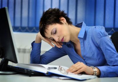 Девушка спит на работе