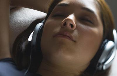 Девушка спит в наушниках