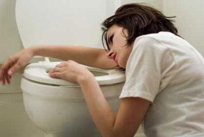 Девушку тошнит