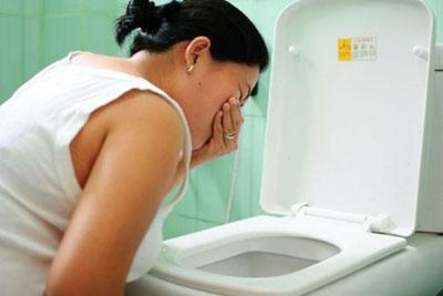 Девушку тошнит