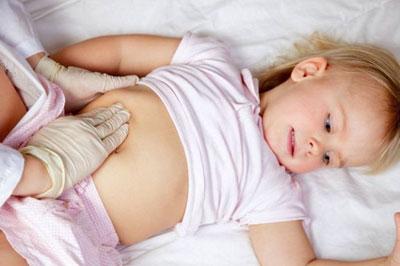 Пальпация живота ребенка