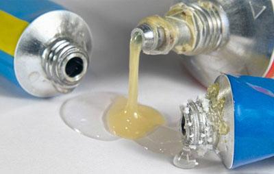 Тюбики с клеем