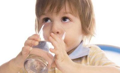 Ребенок пьет воду