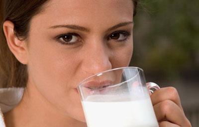 Девушка пьет молоко